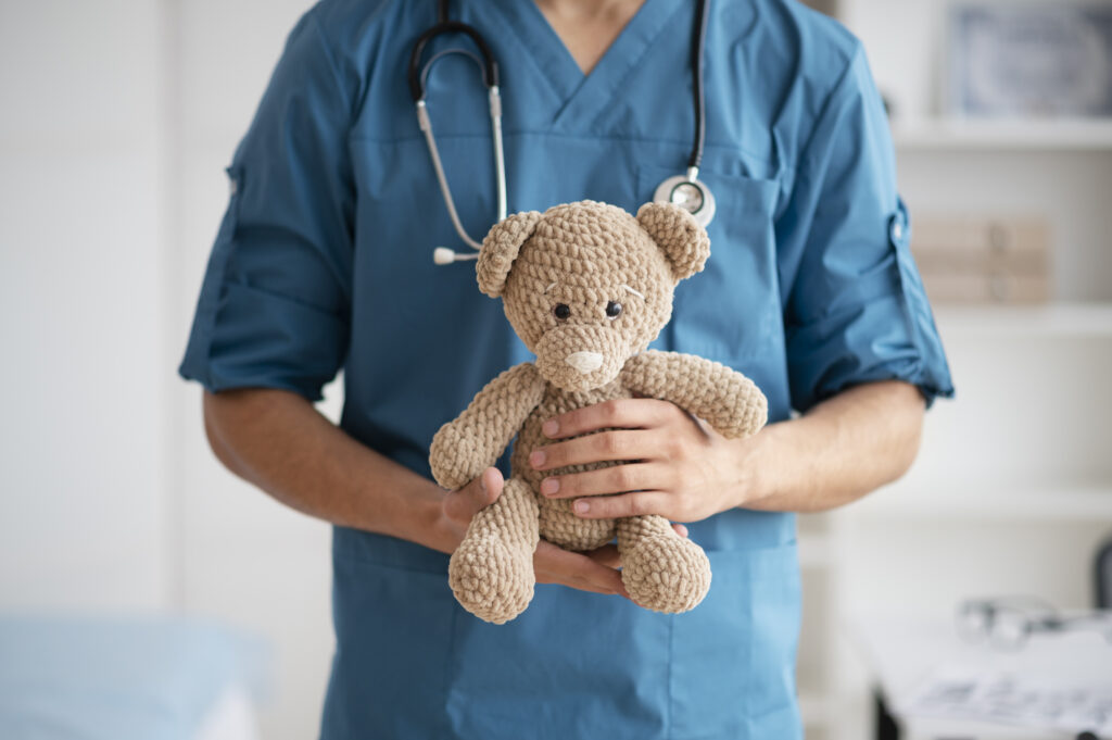 Urólogo infantil en consulta