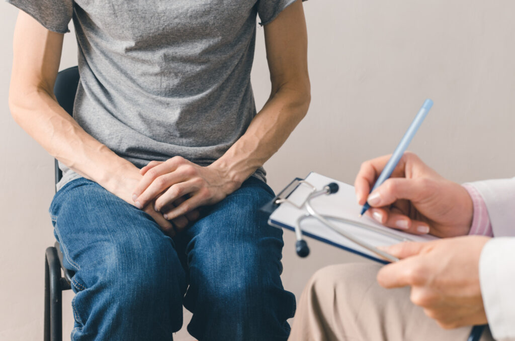 Paciente ene l urólogo con síntomas de candidiasis genital en hombres